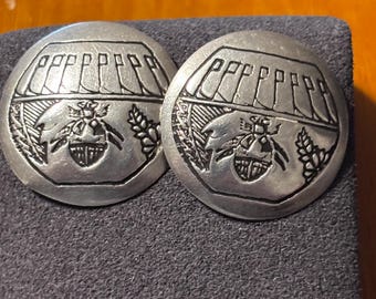 Pendientes concho del suroeste con diseño de insecto, cerámica y tallo de maíz. LEER