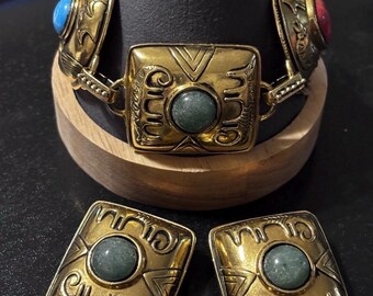 Conjunto de pulsera y pendientes con diseño tribal de animales en tono dorado de Laurel Burch – Joyería con cabujones de estilo etrusco