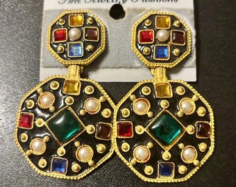 Pendientes de clip gruesos con incrustaciones de joyas en tono dorado: diseños bizantinos, etruscos y geométricos.