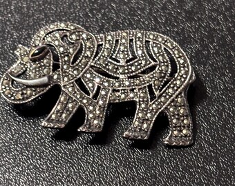 Broche vintage de elefante con marcasita y diseño de trompa hacia arriba en plata de ley.