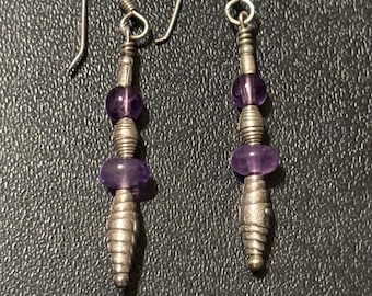 Pendientes colgantes de plata de ley con amatista, estilo suroeste, elaborados artesanalmente con cuentas geométricas.