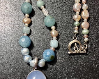 Collar antiguo de plata de ley, piedras preciosas facetadas, perlas de agua dulce, firmado Mex 925.