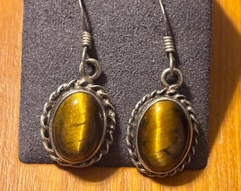 Pendientes colgantes vintage de plata de ley con ojo de tigre, estilo bohemio del suroeste, con engaste de rooe retorcido.