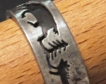 Anillo narrador de plata esterlina del artista nativo americano Vidal Aragón, con motivos de la vida silvestre y la naturaleza.