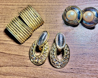 Pendientes vintage con forma de aldaba en tono dorado, con clip y textura de perlas sintéticas.