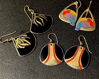 Pendientes vintage de esmalte de Laurel Burch, tucán, abanico de sauce, pendientes geométricos rojos y negros.