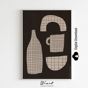 Può includere: Una stampa scaricabile digitalmente che presenta un design astratto minimalista di una bottiglia, una tazza, una ciotola e un arco in un motivo a griglia su uno sfondo marrone scuro. Il testo "Download digitale" è sul lato destro dell'immagine.