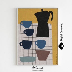 Può includere: Stampa d'arte astratta con una caffettiera nera e tazze blu su uno sfondo a scacchi bianco e giallo. Il testo "Download digitale" è nell'angolo in alto a destra dell'immagine.