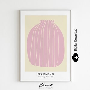 Può includere: Stampa artistica incorniciata con un design a vaso rosa su sfondo crema. Il vaso presenta linee verticali e una forma arrotondata. La stampa include il testo "FRAMMENTI" e "W.art Design Milano - 2022". La parte inferiore della stampa recita "W.art Contemporary Printable Art".