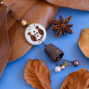 Collana con Gatti Dipinta a Mano - Ciondolo Bottone Bianco e Ditale Vintage - Regalo Amante Gatti - Gioiello Artigianale Riciclo Creativo