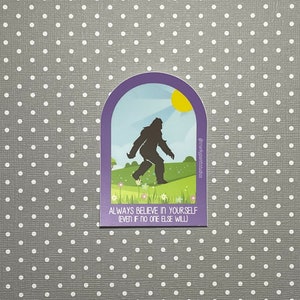 Könnte beinhalten: Lilafarbener und grüner Aufkleber mit einer Silhouette von Bigfoot, der auf einer Blumenwiese geht. Der Aufkleber hat oben einen abgerundeten Bogen und den Text "Glaub immer an dich selbst, auch wenn es sonst niemand tut".