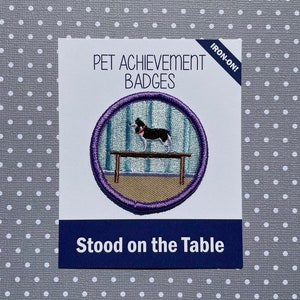 Debout sur une table, badge de réussite pour animal de compagnie, badges Badass, patch de fer à repasser, cadeau pour les amoureux des chiens