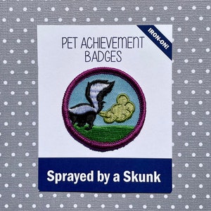 Pulvérisé par une mouffette, un badge de réussite pour animaux de compagnie, des badges Badass, un patch à repasser, un cadeau pour un amoureux des chiens ou des chats