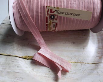 Puede incluir: Un rollo de cinta elástica rosa con una etiqueta que dice "Retro Stuff Shop".