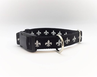 Könnte beinhalten: Schwarzes Hundehalsband mit silbernem Fleur-de-lis-Muster.