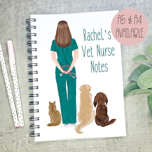 K&ouml;nnte beinhalten: Ein wei&szlig;es Spiralblock mit einem blaugr&uuml;nen Hintergrund. Das Notizbuch zeigt eine Comic-Illustration einer Frau in blaugr&uuml;nen Scrubs mit einem Stethoskop und einem roten Herzen. Der Text "Rachel's Vet Nurse Notes" ist in Schwarz auf der Vorderseite des Notizbuchs gedruckt. Auf der Vorderseite des Notizbuchs befinden sich auch Comic-Illustrationen einer Katze, eines Golden Retrievers und eines braunen Hundes.