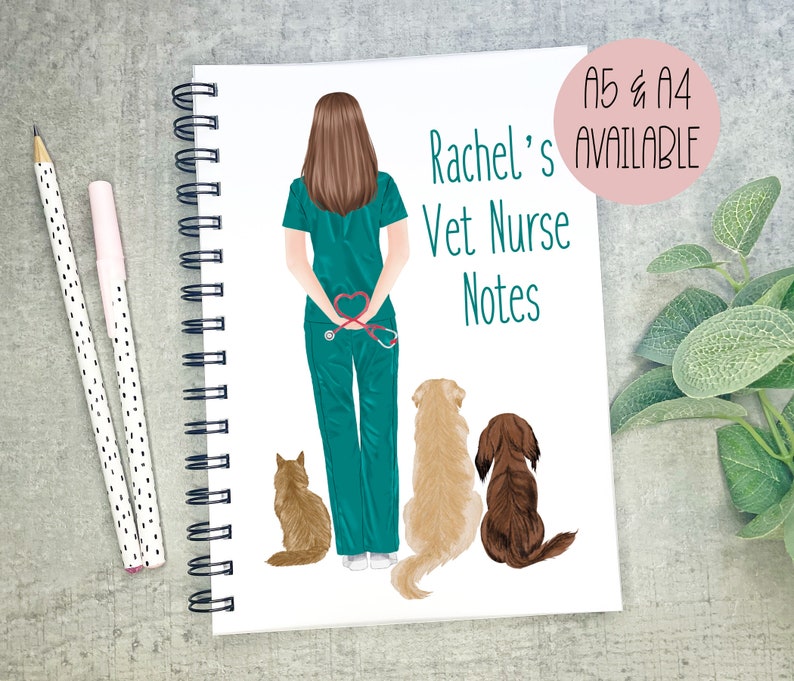 K&ouml;nnte beinhalten: Ein wei&szlig;es Spiralblock mit einem blaugr&uuml;nen Hintergrund. Das Notizbuch zeigt eine Comic-Illustration einer Frau in blaugr&uuml;nen Scrubs mit einem Stethoskop und einem roten Herzen. Der Text "Rachel's Vet Nurse Notes" ist in Schwarz auf der Vorderseite des Notizbuchs gedruckt. Auf der Vorderseite des Notizbuchs befinden sich auch Comic-Illustrationen einer Katze, eines Golden Retrievers und eines braunen Hundes.
