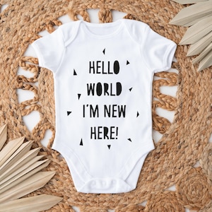 Bonjour tout le monde, je suis nouveau ici, cadeau de naissance, cadeau de baby shower, nouveau gilet de bébé, nouveau bébé Scandi, cadeau de baby shower unisexe, tenue pour le retour