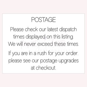 Op de afbeelding: Tekst op een witte achtergrond die "POSTAGE" gevolgd door "Controleer onze nieuwste verzendtijden die op deze vermelding worden weergegeven. We zullen deze tijden nooit overschrijden. Als u haast heeft met uw bestelling, bekijk dan onze verzendupgrades bij het afrekenen." luidt.