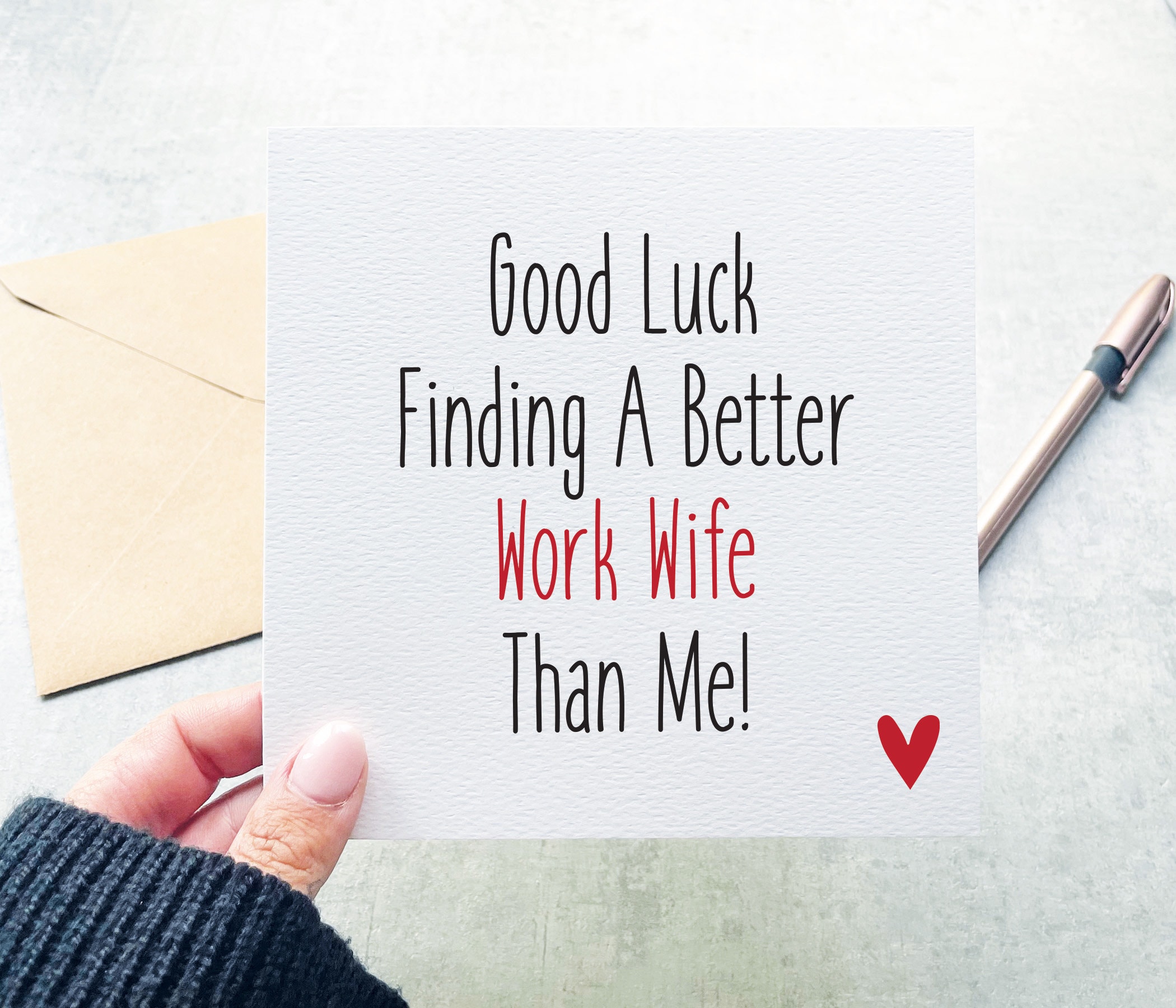Biglietto Divertente Per Collega "Work Wife" – Cartolina A5 Con Busta, Per Nuovo Lavoro, Regalo Simpatico, Bianco - 2