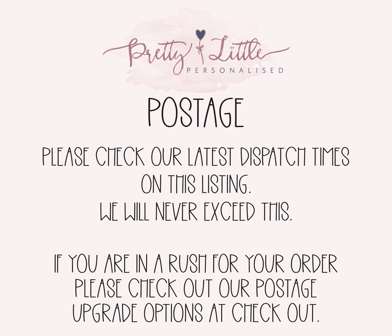 K&ouml;nnte beinhalten: Text auf wei&szlig;em Hintergrund, der "Pretty Little Personalisiert Postage" lautet und dann erkl&auml;rt, dass Kunden die neuesten Versandzeiten in der Auflistung &uuml;berpr&uuml;fen sollten und dass der Verk&auml;ufer diese Zeiten niemals &uuml;berschreiten wird. Der Text besagt auch, dass Kunden, die ihre Bestellung eilig ben&ouml;tigen, die Optionen f&uuml;r die Versand-Upgrades beim Auschecken &uuml;berpr&uuml;fen sollten.