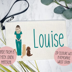 K&ouml;nnte beinhalten: Eine wei&szlig;e Kosmetiktasche aus Canvas mit einem t&uuml;rkisfarbenen Rei&szlig;verschluss und einem t&uuml;rkisfarbenen Handgelenkband. Die Tasche zeigt eine Comic-Illustration einer Frau in Scrubs mit drei Hunden. Der Text "Louise" ist in T&uuml;rkis auf der Tasche aufgedruckt. Die Tasche ist aus dickem Leinenstoff gefertigt.