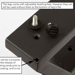 Pode incluir: Close-up de uma perna de metal preta com p&eacute;s de nivelamento ajust&aacute;veis. As pernas v&ecirc;m com p&eacute;s de nivelamento ajust&aacute;veis. No entanto, podem ser usadas sem eles, pois a parte inferior da perna &eacute; plana. Este furo serve a um prop&oacute;sito, permitindo a liberta&ccedil;&atilde;o de areia de granalhamento antes do revestimento em p&oacute;, e n&atilde;o &eacute; um defeito.