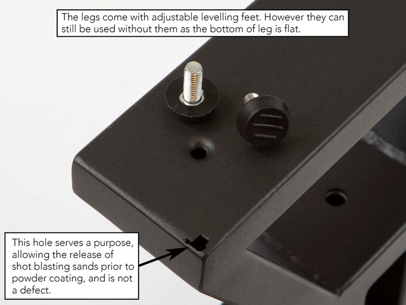 Pode incluir: Close-up de uma perna de metal preta com p&eacute;s de nivelamento ajust&aacute;veis. As pernas v&ecirc;m com p&eacute;s de nivelamento ajust&aacute;veis. No entanto, podem ser usadas sem eles, pois a parte inferior da perna &eacute; plana. Este furo serve a um prop&oacute;sito, permitindo a liberta&ccedil;&atilde;o de areia de granalhamento antes do revestimento em p&oacute;, e n&atilde;o &eacute; um defeito.