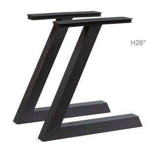 Peut inclure: Deux pieds de table en métal noir en forme de Z. Les pieds mesurent 71 cm de haut.