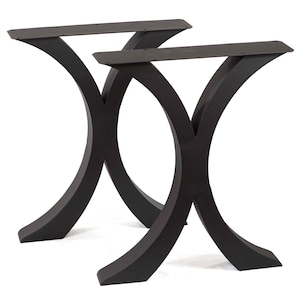 Peut inclure: Deux pieds de table en métal noir avec un design incurvé en forme de X. Chaque pied a un dessus plat pour fixer un plateau de table. Les pieds sont en métal massif et ont une finition mate. Idéal pour une table à manger ou un bureau.