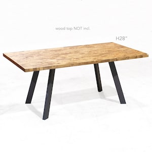 Peut inclure: Pieds de table en métal noir avec un plateau en bois. La table mesure 71 cm de haut. "wood top NOT incl." est écrit au-dessus de la table.