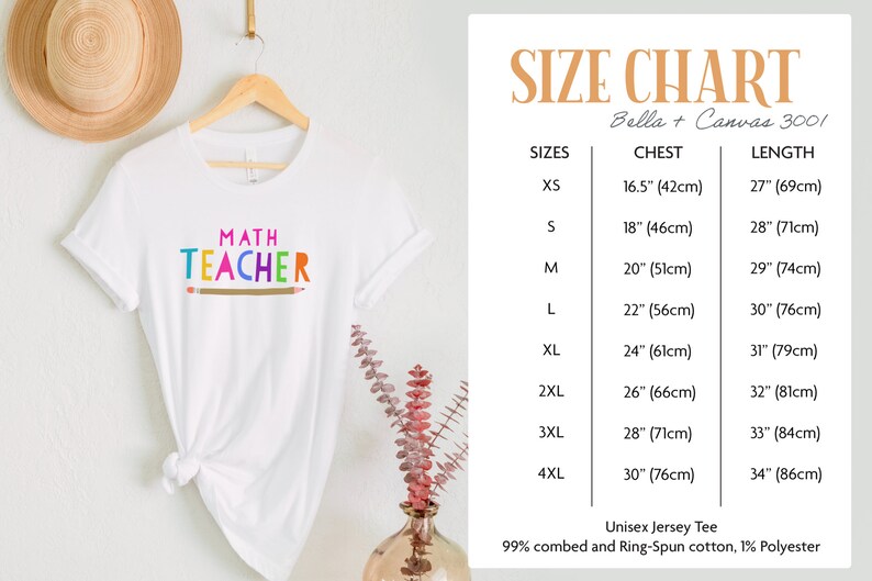 K&ouml;nnte beinhalten: Wei&szlig;es T-Shirt mit dem Text "MATH TEACHER" in Regenbogenfarben und einer braunen Bleistiftgrafik. Gr&ouml;&szlig;entabelle f&uuml;r das Unisex-Jersey-T-Shirt Bella + Canvas 3001, mit Brust- und L&auml;ngenma&szlig;en in Zoll und Zentimetern f&uuml;r die Gr&ouml;&szlig;en XS bis 4XL.