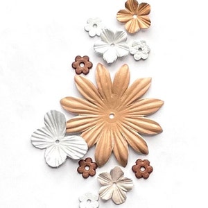 Peut inclure: Assortiment de fleurs métalliques décoratives dans des tons dorés, argentés et cuivrés. Les fleurs sont de différentes tailles et formes, certaines ayant un design plus complexe que d'autres.