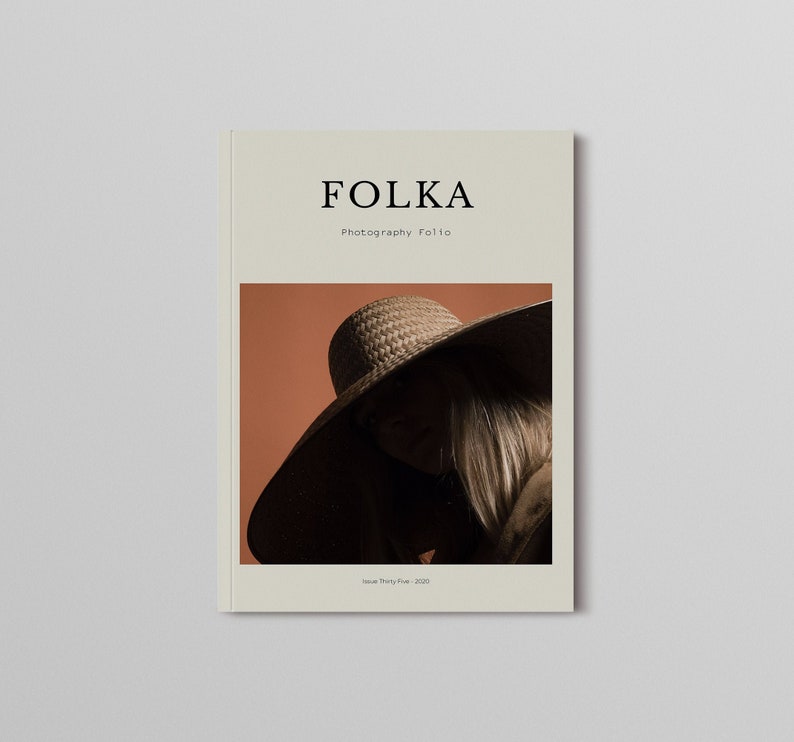 Puede incluir: Una portada de revista con el t&iacute;tulo "FOLKA Photography Folio" y una foto de una persona que lleva un gran sombrero de paja de ala ancha. El fondo es de color naranja c&aacute;lido.