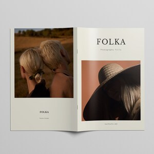 Puede incluir: Una portada de revista con el t&iacute;tulo "FOLKA" y el texto "Photography Folka". La portada presenta dos fotos. La foto de la izquierda muestra a dos personas con cabello rubio, de espaldas a la c&aacute;mara. La foto de la derecha muestra a una persona con un sombrero grande de ala ancha.