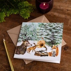 Carte de Noël avec scène de forêt enneigée / Carte de vacances avec conception d’animaux forestiers d’hiver / Carte festive fantaisiste