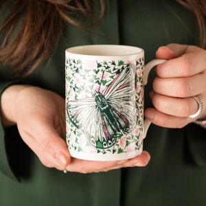 Bone China Tasse im Schmetterling Design / Blumen Kaffeetasse / Tasse mit großen Schmetterlingen