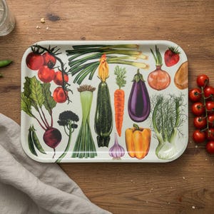 Könnte beinhalten: Ein rechteckiges Serviertablett mit einer detaillierten botanischen Illustration verschiedener Gemüsesorten, darunter Tomaten, Frühlingszwiebeln, eine Rote Bete, Brokkoli, eine Zucchini, eine Karotte, Knoblauch, eine Aubergine, eine gelbe Paprika, Fenchel und eine Erdbeere.