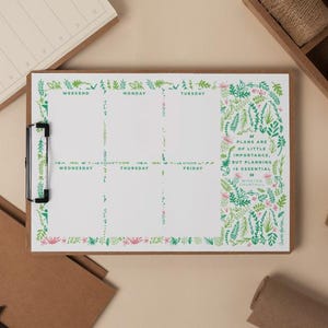 Planificador floral semanal imprimible con lista de tareas pendientes y cita motivacional, calendario semanal digital, formatos A4/Carta, diferentes colores.