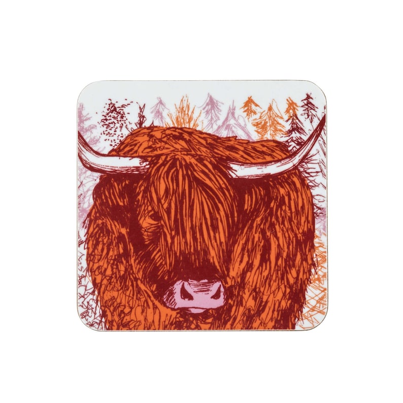 Puede incluir: Un primer plano de una ilustraci&oacute;n de vaca Highland roja y naranja sobre un posavasos blanco. La vaca est&aacute; de frente con sus cuernos visibles. El fondo es rosa claro y blanco con un bosque de &aacute;rboles.
