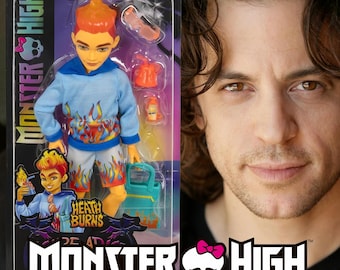 Muñeca Monster High Heath Burns personalizada y firmada por el actor Alexander Polinsky