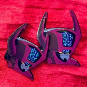 "Transformers Animated Headmaster Emaille Pin von ""Voiceover Artist"" Alexander Polinsky."
