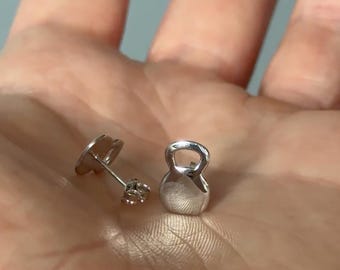 Clous d'oreilles kettlebell en or rose | Bijoux de fitness minimalistes, rappel de force