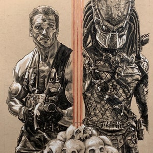 Könnte beinhalten: Detaillierte Bleistiftzeichnung mit Arnold Schwarzenegger und dem Predator aus dem Film. Der Predator ist in voller Rüstung dargestellt und steht neben Schwarzenegger, der eine Waffe hält. Am unteren Rand befindet sich ein Haufen Schädel, in der Mitte rote Laserstrahlen.