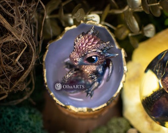 ドラゴンの孵化、卵の殻に入ったかわいい新生児ドラゴン、濃い虹色の