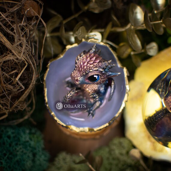 ドラゴンの孵化、卵の殻に入ったかわいい新生児ドラゴン、濃い虹色の