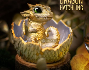ドラゴンの孵化、卵の殻に入ったかわいい新生児ドラゴン、金色の真珠色