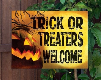 Trick or Treaters Welcome Halloween Yard Sign, Large Outdoor Halloween Lawn Sign with Metal Stake Included, Halloween Decorations