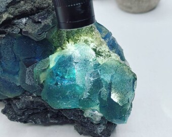 中国福建省産の美しいブルー フローライト。マトリックス上の壮大な 6