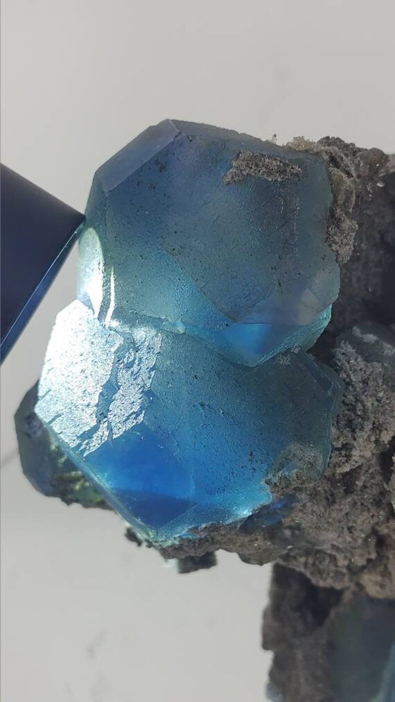 中国福建省産の美しいブルー フローライト。マトリックス上の壮大な